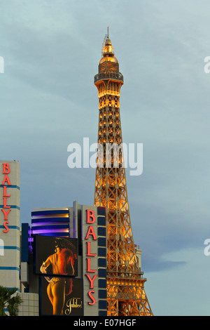 Abend auf dem Strip: Skyline von Las Vegas an einem seltenen bewölkten Tag. Stockfoto
