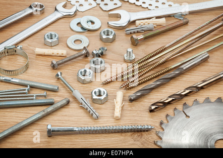 Muttern, Schrauben und Bolzen Closeup auf Holztisch Stockfoto