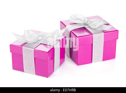 Zwei lila Geschenk-Boxen mit Silberband und Bogen. Isoliert auf weißem Hintergrund Stockfoto