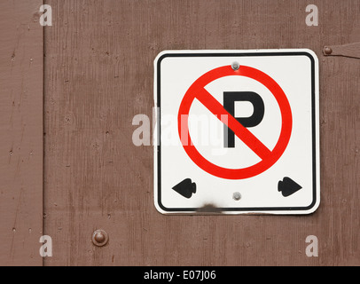 Kein Parkplatz Zeichen auf braunen Holztür Stockfoto