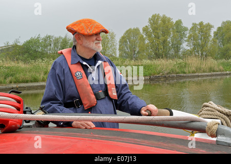 Am Ruder der historischen Norfolk Handel Wherry Albion, Segeln auf dem Fluß Thurne, Broads National Park Stockfoto