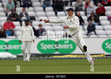 Chester-Le-Street, UK. 5. Mai 2014. Durhams Scott Borthwick fielding am zweiten Tag des LV County Championship Division One Spiels zwischen Durham & Yorkshire CCC CCC bei Emirates Durham ICG in Chester-Le-Street auf Montag, 5. Mai 2014. Bildnachweis: Mark Fletcher/Alamy Live-Nachrichten Stockfoto
