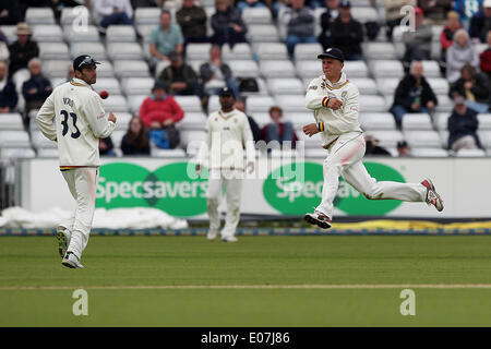 Chester-Le-Street, UK. 5. Mai 2014. Durhams Scott Borthwick fielding am zweiten Tag des LV County Championship Division One Spiels zwischen Durham & Yorkshire CCC CCC bei Emirates Durham ICG in Chester-Le-Street auf Montag, 5. Mai 2014. Bildnachweis: Mark Fletcher/Alamy Live-Nachrichten Stockfoto