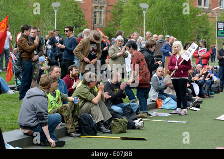 Manchester, UK. 5. Mai 2014. Demonstranten anhören eines Lautsprechers während der Anti-Regierungs-Protest in Manchester.The, Protest gegen Kürzungen der Regierung, die Schlafzimmer Steuer- und Fracking. Die Demonstranten gingen von SalfordTown Hall in Manchester. Kann die Tag Protest Credit: John Fryer/Alamy Live-Nachrichten Stockfoto