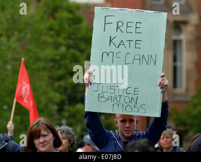 Manchester, UK. 5. Mai 2014. Ein Demonstrant hält einen Hinweis fordern die Freilassung von Kate McCann, der wegen einer strafbaren Handlung während der Anti-Fracking-Protest gegen Barton Moss, Eccles verhaftet worden. Er ist in der Menge während der Anti-Regierungs-Protest in Manchester.The, Protest gegen Kürzungen der Regierung, die Schlafzimmer Steuer- und Fracking. Die Demonstranten gingen von SalfordTown Hall in Manchester. Kann die Tag Protest Credit: John Fryer/Alamy Live-Nachrichten Stockfoto