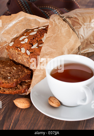 Leckere frisch gebackene Bananenbrot auf Holzbrett Stockfoto