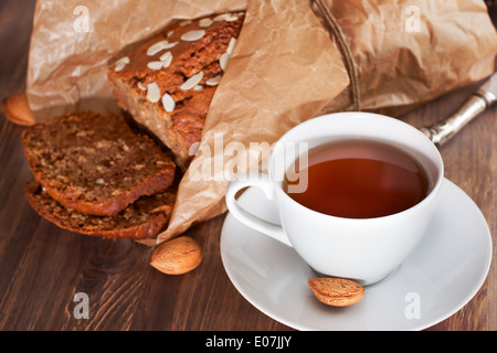 Leckere frisch gebackene Bananenbrot und Tee auf Holzbrett Stockfoto