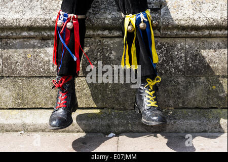 Rochester, Kent, UK. 5. Mai 2014. Die traditionelle Bein Dekorationen und Glocken von Morris Dancers beim fegt Festival in Rochester, Kent, UK getragen.    Fotograf: Gordon Scammell/Alamy Live-Nachrichten Stockfoto