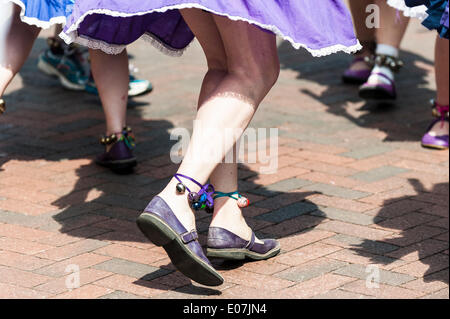 Rochester, Kent, UK. 5. Mai 2014. Lose Frauen Morris tanzen auf dem jährlichen fegt Festival in Rochester, Kent, UK.  Fotograf: Gordon Scammell/Alamy Live-Nachrichten Stockfoto