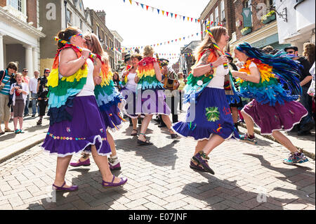 Rochester, Kent, Großbritannien. 5.. Mai 2014. The Morris Side, Loose Women tanzt beim Sweeps Festival in Rochester, Kent, Großbritannien. Fotograf: Gordon Scammell/Alamy Live News Stockfoto
