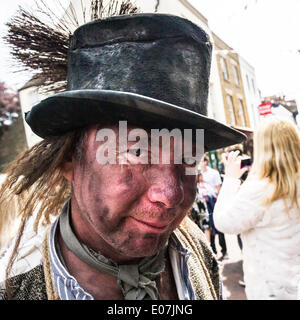 Rochester, Kent, UK. 5. Mai 2014. Einer der vielen Schornsteinfeger-Figuren, die Teilnahme am fegt Festival in Rochester, Kent, UK.  Fotograf: Gordon Scammell/Alamy Live-Nachrichten Stockfoto