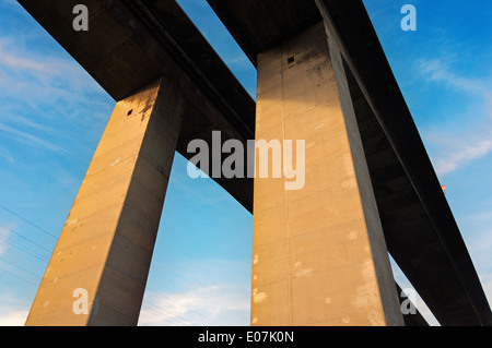 Betonsäulen auf einer Brücke Stockfoto