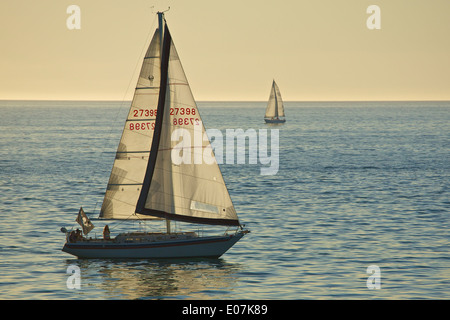 Segeln in den Sonnenuntergang, Redondo Beach Kalifornien. Stockfoto