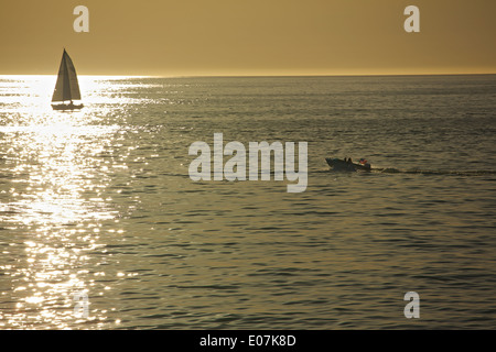 Segeln in den Sonnenuntergang, Redondo Beach Kalifornien. Stockfoto