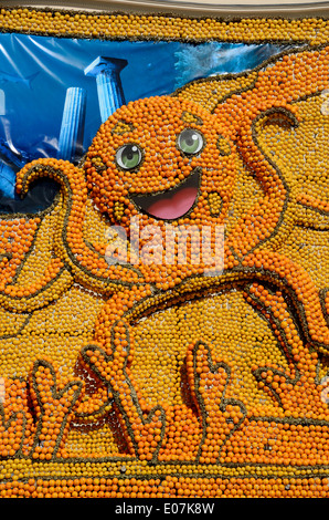 Lächelnd fröhlich & glücklich Riesenkraken Skulptur von Orangen im jährlichen Zitrone Festival Menton France gemacht Stockfoto