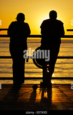 Silhouette Fischer am Redondo Pier, Kalifornien. Stockfoto