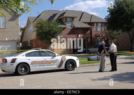 Houston, USA. 5. Mai 2014. Polizei und Ermittler überprüfen Sie das Haus, wo ein Schuss Vorfall in Houston, Texas, USA, 5. Mai 2014 stattfand. Ein bewaffneter Mann ein paar getötet und verletzt zwei Kindern in Fort Bend County, Houston, Montag früh. © Lied Qiong/Xinhua/Alamy Live-Nachrichten Stockfoto