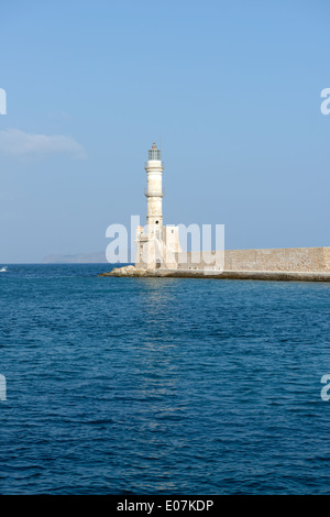 Der venezianische Leuchtturm mit Minarett am venezianischen Hafen Chania Stadt Kreta Griechenland befindet sich am nördlichen Eingang Stockfoto