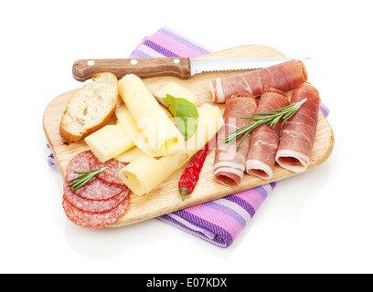 Käse, Schinken, Brot, Gemüse und Gewürze. Isoliert auf weißem Hintergrund Stockfoto