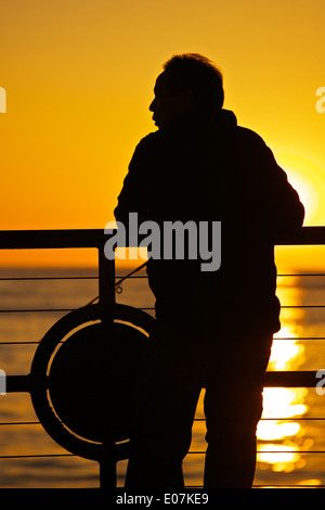 Silhouette Fischer am Redondo Pier, Kalifornien. Stockfoto