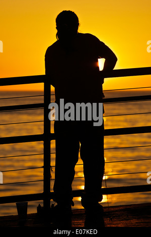 Silhouette Fischer am Redondo Pier, Kalifornien. Stockfoto