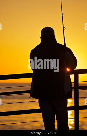 Silhouette Fischer am Redondo Pier, Kalifornien. Stockfoto