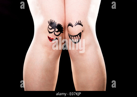 Knie Mit Gesichtern Stockfotografie Alamy