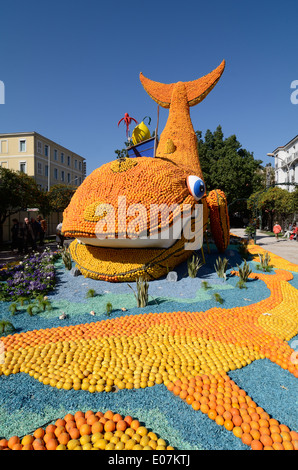 Riesige Fisch Skulptur gemacht von Orangen an die jährliche Zitronenfest oder Fête du Citron Menton Alpes-Maritimes Frankreich Stockfoto