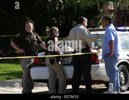 Houston, USA. 5. Mai 2014. Polizei ermittelt in der Szene, wo ein Schuss Vorfall in Houston, Texas, USA, 5. Mai 2014 stattfand. Ein bewaffneter Mann ein paar getötet und verletzt zwei Kindern in Fort Bend County, Houston, Montag früh. Bildnachweis: Song Qiong/Xinhua/Alamy Live-Nachrichten Stockfoto