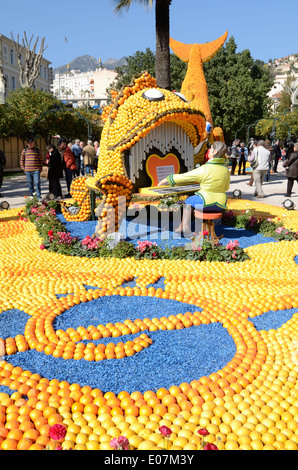 Fischförmigen Klavier gemacht von Orangen oder Orange Skulptur an das Zitronenfest oder Fête du Citron Menton Alpes-Maritimes Frankreich Stockfoto