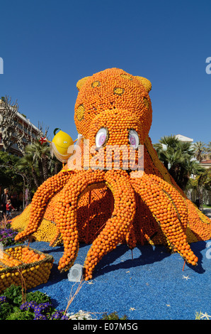 Riesenkraken Skulptur aus Orangen an die jährliche Zitronenfest Menton Alpes-Maritimes Frankreich Stockfoto