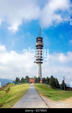 Fernmeldeturm Gebäude gegen blauen Himmel Stockfoto