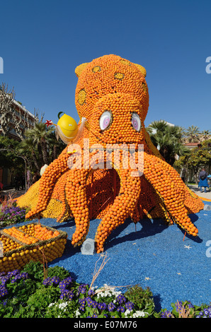 Giant Octopus oder Giant Squid Skulptur aus Orangen an der jährlichen Lemon Festival oder Fête du Citron Nice Alpes-Maritimes Frankreich Stockfoto