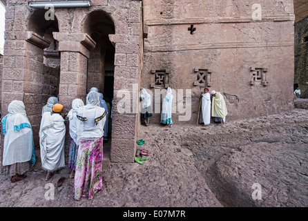 Pilger auf Bet Maryam gehauen Felsenkirche in Lalibela, Äthiopien Stockfoto