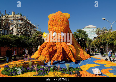 Giant Octopus oder Giant Squid Skulptur aus Orangen an der jährlichen Lemon Festival Menton Alpes-Maritimes Frankreich Stockfoto