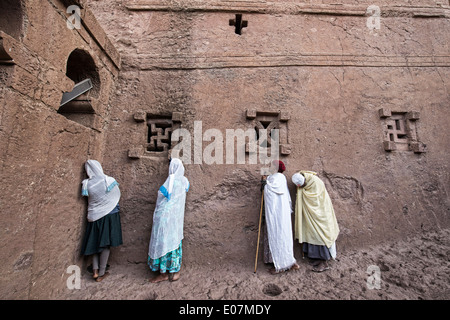 Pilger auf Bet Maryam gehauen Felsenkirche in Lalibela, Äthiopien Stockfoto