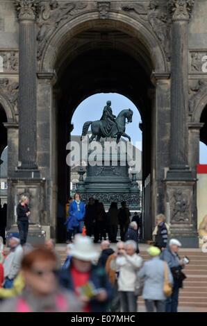 Touristen betreten des Dresdner Zwingers durch ein Tor vor einer Reiterstatue des Königs Johann von Sachsen in Dresden, Deutschland, 5. Mai 2014. Dresden mit seinen berühmten historischen Gebäuden ist ein touristischer Magnet für Besucher aus aller Welt das ganze Jahr. Foto: Hendrik Schmidt/ZB Stockfoto