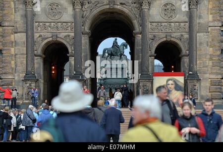 Touristen betreten des Dresdner Zwingers durch ein Tor vor einer Reiterstatue des Königs Johann von Sachsen in Dresden, Deutschland, 5. Mai 2014. Dresden mit seinen berühmten historischen Gebäuden ist ein touristischer Magnet für Besucher aus aller Welt das ganze Jahr. Foto: Hendrik Schmidt/ZB Stockfoto