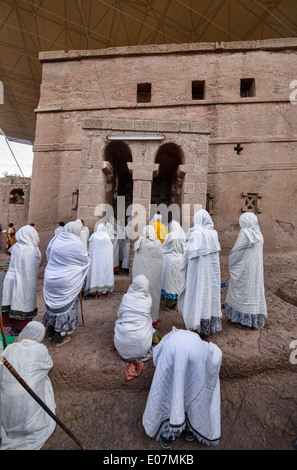 Pilger auf Bet Maryam gehauen Felsenkirche in Lalibela, Äthiopien Stockfoto