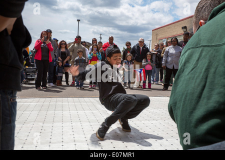 Detroit, Michigan - eine Breakdance-Demonstration an den Segen von den Lowridern. Stockfoto