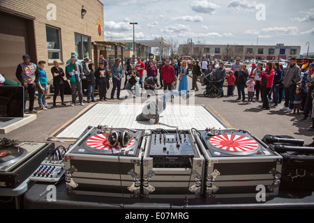 Detroit, Michigan - eine Breakdance-Demonstration an den Segen von den Lowridern. Stockfoto