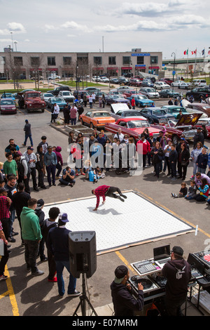 Detroit, Michigan - eine Breakdance-Demonstration an den Segen von den Lowridern. Stockfoto