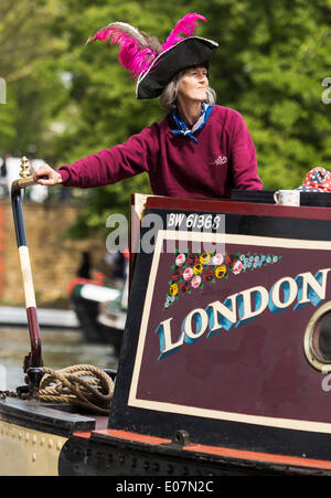 Klein-Venedig, London, UK. 5. Mai 2014. Die Canalway Kavalkade an Klein-Venedig, London, am Mai Feiertag Montag. Die Kavalkade ist eine bunte Sammlung von Kanalboote, organisiert von Freiwilligen aus Inland Waterways Association (IWA), sieht rund 130 Boote entlang der Strecke des Grand Union Canal zwischen Blomfield Road, Warwick Avenue und Warwick Halbmond. Im Bild: Menschen, die die Prozession der historischen Boote genießen. Bildnachweis: Cecilia Colussi/Alamy Live-Nachrichten Stockfoto