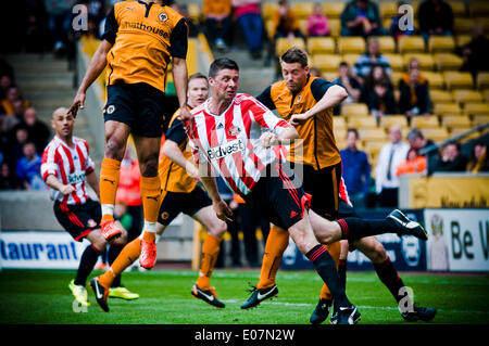 Wolverhampton, UK. 5. Mai 2014. Niall Quinn Köpfe am Tor für Sunderland in Jody Craddock Zeugnis. Craddock feiert seine 10 Jahre bei den Wolverhampton Wanderers mit einem Spiel gegen den ehemaligen Spieler von seinem früheren Verein Sunderland, Geldbeschaffung für die Birmingham Children Hospital. Bildnachweis: Paul Swinney/Alamy Live-Nachrichten Stockfoto