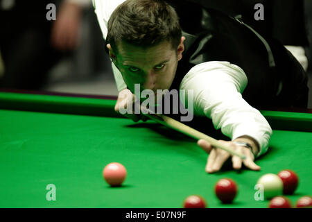 Sheffield, UK. 5. Mai 2014. Mark Selby gewinnt fünf der sechs Frames in der 3. Sitzung eine knappe Führung von 12 Bilder auf 13 übernehmen Titelverteidiger Ronnie O'Sullivan im 2014 Dafabet World Snooker Championship Finale, (3. Sitzungen besten 35 Frames gespielt mehr als 4 Sitzungen), Crucible Theatre in Sheffield, Yorkshire, England. © Jimmy Whhittee/Alamy Live News Bildnachweis: Jimmy Whhittee/Alamy Live-Nachrichten Stockfoto