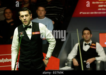 Sheffield, UK. 5. Mai 2014. Mark Selby gewinnt fünf der sechs Frames in der 3. Sitzung eine knappe Führung von 12 Bilder auf 13 übernehmen Titelverteidiger Ronnie O'Sullivan im 2014 Dafabet World Snooker Championship Finale, (3. Sitzungen besten 35 Frames gespielt mehr als 4 Sitzungen), Crucible Theatre in Sheffield, Yorkshire, England. © Jimmy Whhittee/Alamy Live News Bildnachweis: Jimmy Whhittee/Alamy Live-Nachrichten Stockfoto