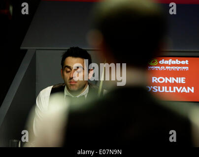 Sheffield, UK. 5. Mai 2014. Die Rakete von 12 Bildern to11 im 2014 Dafabet World Snooker Championship Finale, führt Titelverteidiger Ronnie O'Sullivan gegen Mark Selby (3. Sitzungen besten 35 Frames gespielt mehr als 4 Sitzungen), Crucible Theatre in Sheffield, Yorkshire, England. © Jimmy Whhittee/Alamy Live News Bildnachweis: Jimmy Whhittee/Alamy Live-Nachrichten Stockfoto