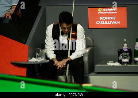 Sheffield, UK. 5. Mai 2014. Die Rakete von 12 Bildern to11 im 2014 Dafabet World Snooker Championship Finale, führt Titelverteidiger Ronnie O'Sullivan gegen Mark Selby (3. Sitzungen besten 35 Frames gespielt mehr als 4 Sitzungen), Crucible Theatre in Sheffield, Yorkshire, England. © Jimmy Whhittee/Alamy Live News Bildnachweis: Jimmy Whhittee/Alamy Live-Nachrichten Stockfoto