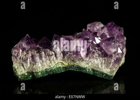 Amethyst Druse vor schwarz Stockfoto