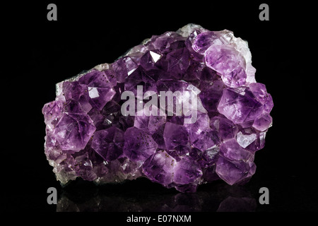 Amethyst Mineral Stein vor schwarz Stockfoto